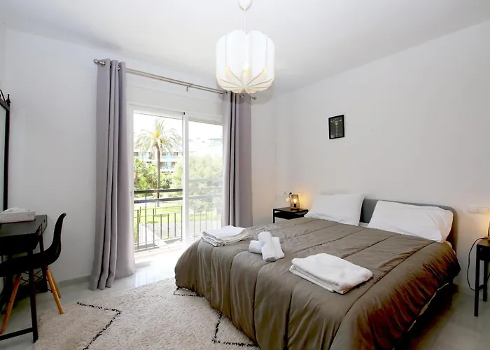 West Townhouse Lobon إِستيبونا