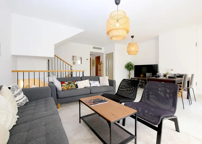 West Townhouse Lobon بيت للعطل