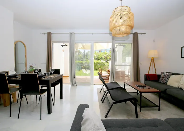 بيت للعطل West Townhouse Lobon إِستيبونا