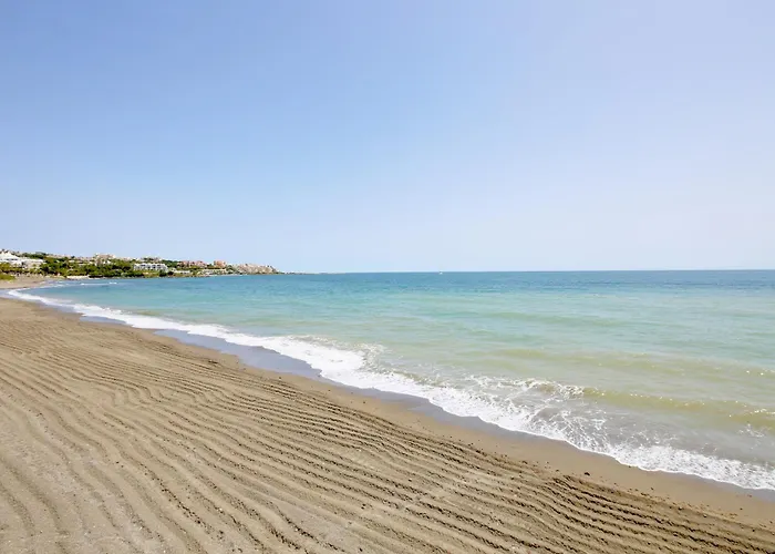 West Townhouse Lobon بيت للعطل إِستيبونا